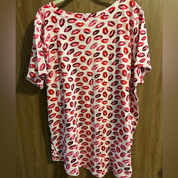 Torrid Classic Fit, Lip design, T-shirt, Size 2 - Picture 3 of 6